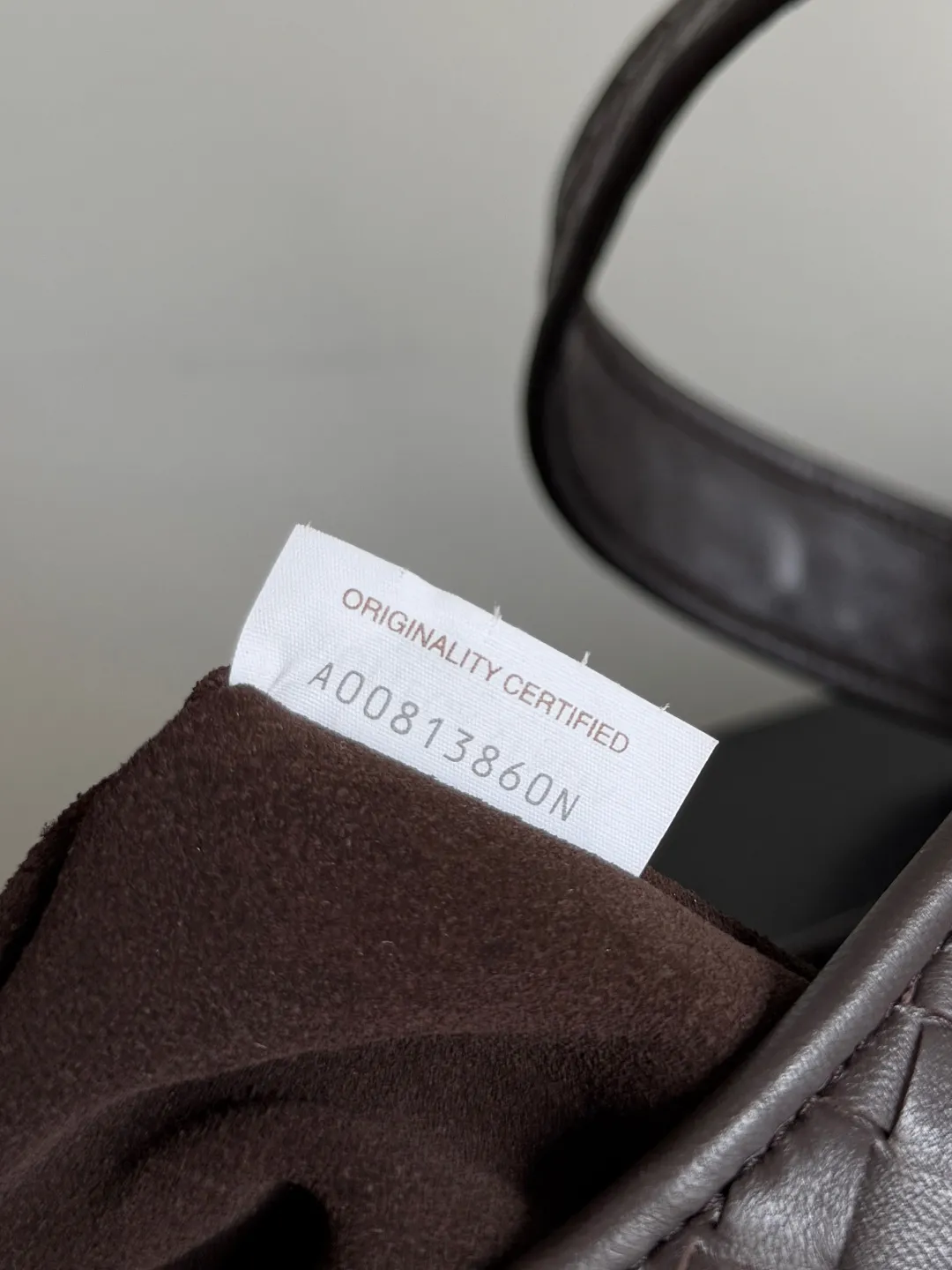 Batch 2480 BOTTEGA VENETA 2025 new men's medium Veneto crossbody bag is made of lambskin, elegantly extends to the strap, fits perfectly on the upper body, and the light and neat shape is suitable for all your choices for business, travel or daily life. Top zipper, interior two compartments, extra-large capacity. The classic Veneta shape has been redesigned and turned into a bag that can be worn cross-body, simple yet stylish. Although it is designed as a men’s bag, it is also very suitable for girls to carry! The back is so handsome🕶! More aura ~ The shoulder straps are reasonably designed, making it comfortable and stylish to carry cross-body. The bag has a practical capacity and can easily fit your daily needs~ Whether it is paired with casual wear for going out on the street or with formal wear for commuting, put it on and your fashion sense will rise in a straight line📈! Style number: 826877 Size: 38*24*2cm